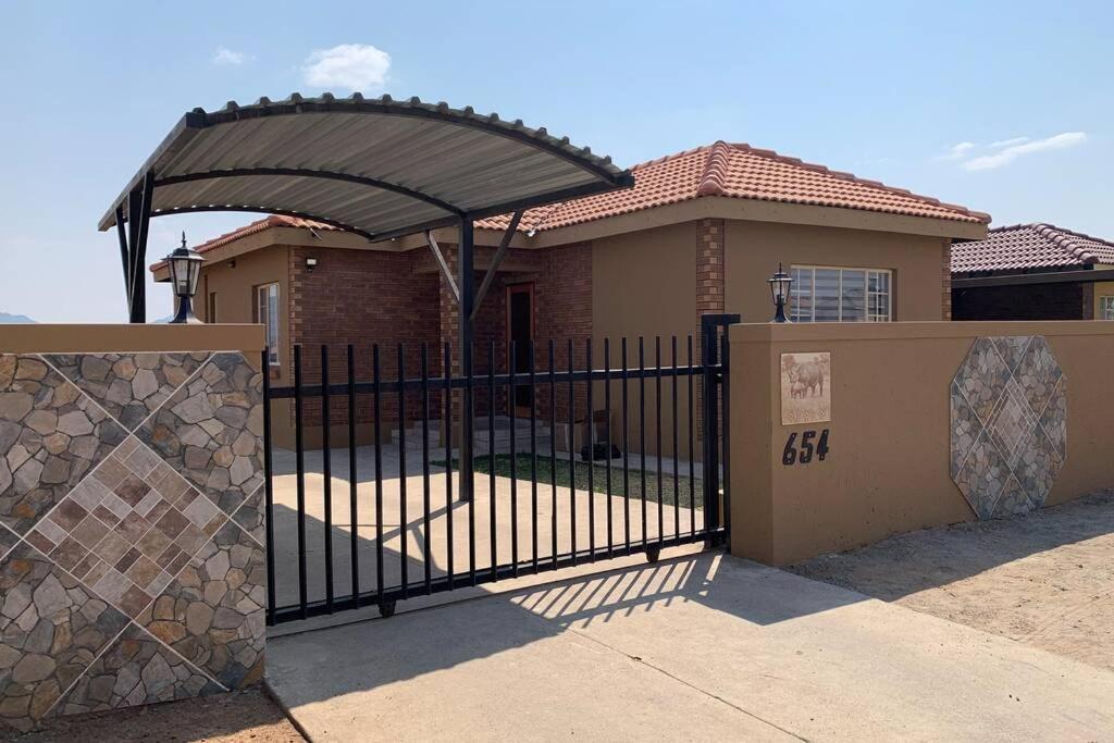 Rhino House With 3 Bedrooms Next To Pilanesberg And Sun City Mogwase Eksteriør billede